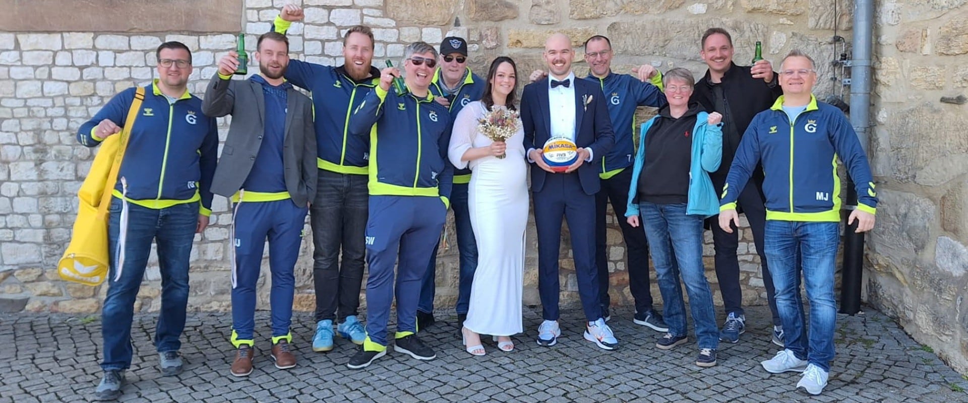 Brautpaar + Volleyballer_1920x800